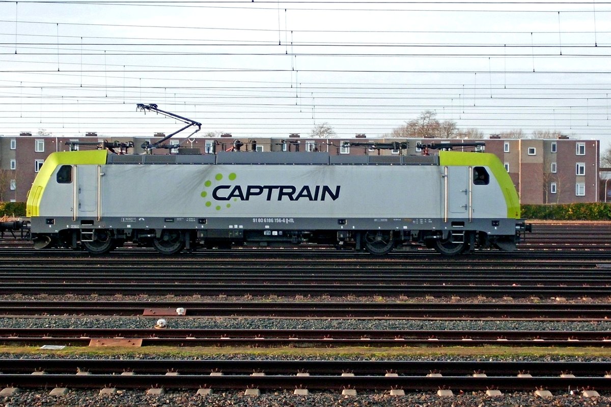 Seitenblick auf CapTrain 186 156 in Venlo am 21 Dezember 2019. Bemerkung: weil Venlo in die Niederlande liegt, wurde 186 156 rubriziert als: Niederlande/E-Loks/1186|Traxx MS2e.