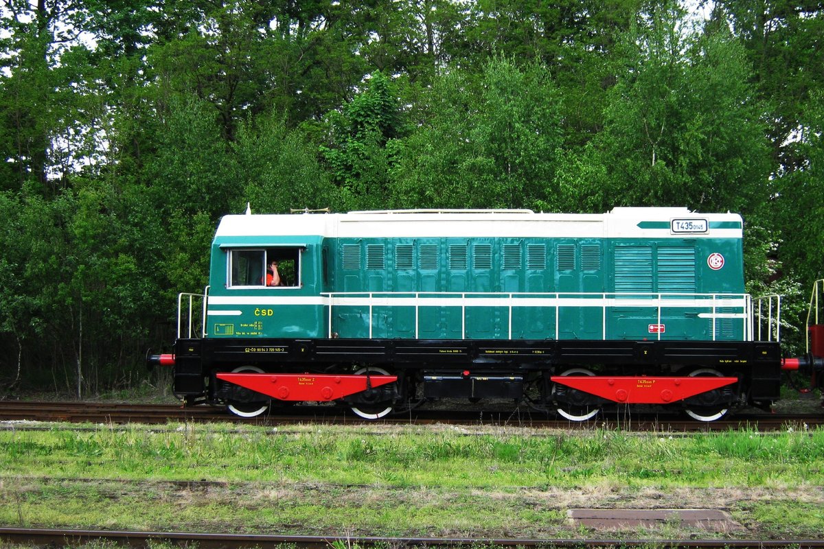 Seitenblick auf T435 0145 ins Eisenbahnmuseum Luzna u Rakovnika am 13 Mai 2012. 