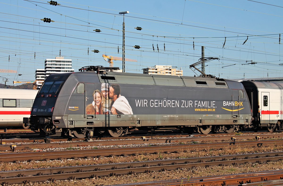 Seitenportrait von 101 004-0  BahnBKK , als diese am 18.10.2017 mit dem EC 206 (Zürich HB - Frankfurt (main) Hbf) den Badischen Bahnhof von Basel gen Weil am Rhein verließ. (Fotostandpunkt von öffentlich zugänglichen Parkplatz)