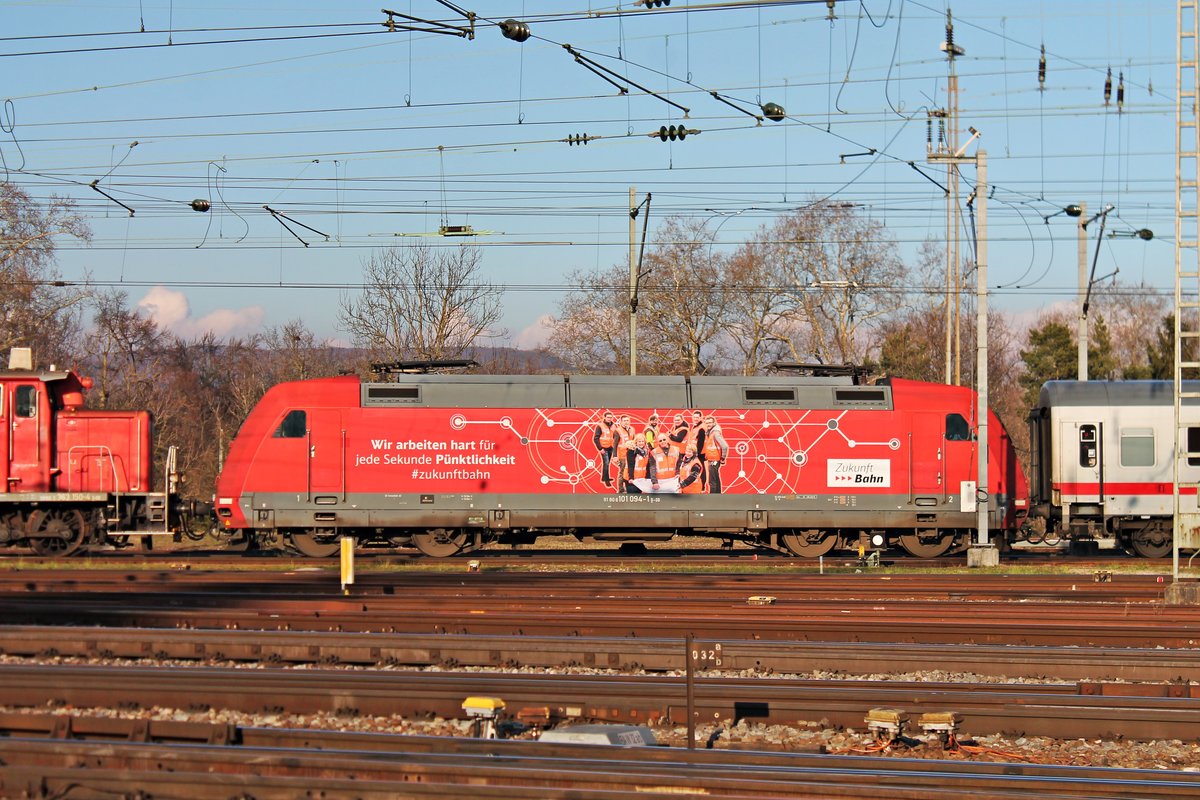 Seitenportrait von 101 094-1  Zukunft Bahn , als diese von der 363 150-4 am Nachmittag des 14.02.2018 und mit ein paar IC-Wagen ins ICE-Werk in Basel Bad Bf geschoben wurde.