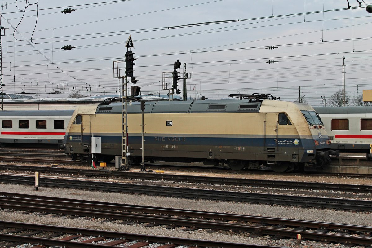 Seitenportrait von 101 112-1  Rheingold , als diese am 28.02.2018 auf Gleis 95 abgestellt im Badischen Bahnhof von Basel stand und auf ihren nächsten Einsatz wartete.