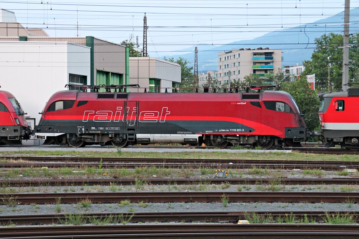 Seitenportrait von 1116 221, als diese am Abend des 03.07.2018 zwischen einer Schwestermaschiene und einer 1144er in der Zfl. Innsbruck abgestellt stand und auf ihren nächsten Einsatz wartete.