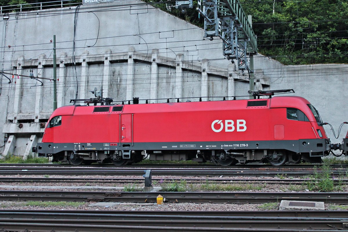 Seitenportrait von 1116 278, als diese am 04.07.2018 zusammen mit 1116 127 von der D 245 6020 durch den Bahnhof von Brennero rangiert wurde, damit sie wieder zurück nach Osterreich geschoben werden. Zuvor brachten die zwei Tauris einen KLV in den Grenzbahnhof.