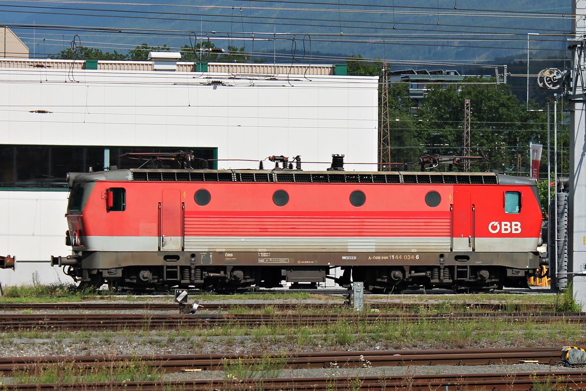 Seitenportrait von 1144 034-6, als diese am Nachmittag des 30.06.2018 mit 1144 069 zusammen in der Zfl. Innsbruck abgestellt stand und auf ihren nächsten Einsatz wartete.