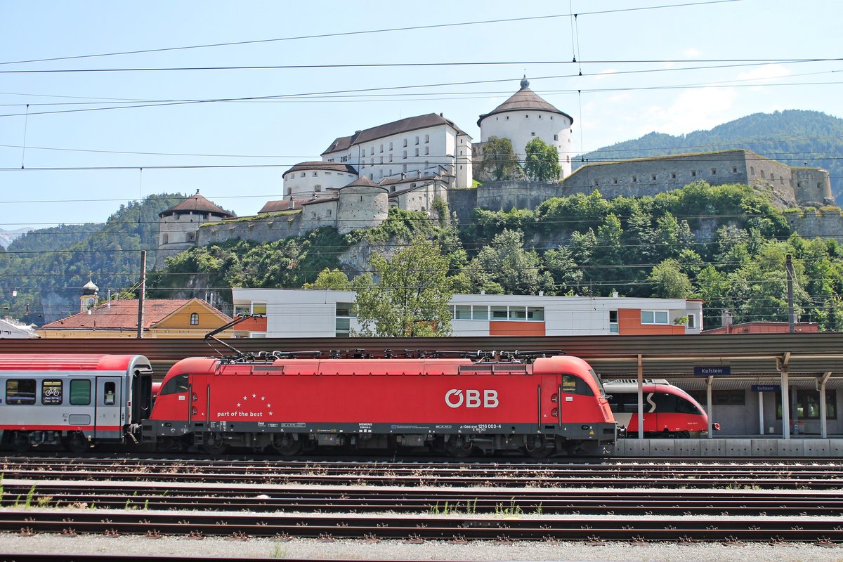 Seitenportrait von 1216 003 (E 190 003), als diese am Vormittag des 02.07.2018 unterhalb der Festung im Bahnhof von Kufstein mit ihrem EC (München Hbf - Venezia S.L.) auf Ausfahrt in Richtung Innsbruck wartete.