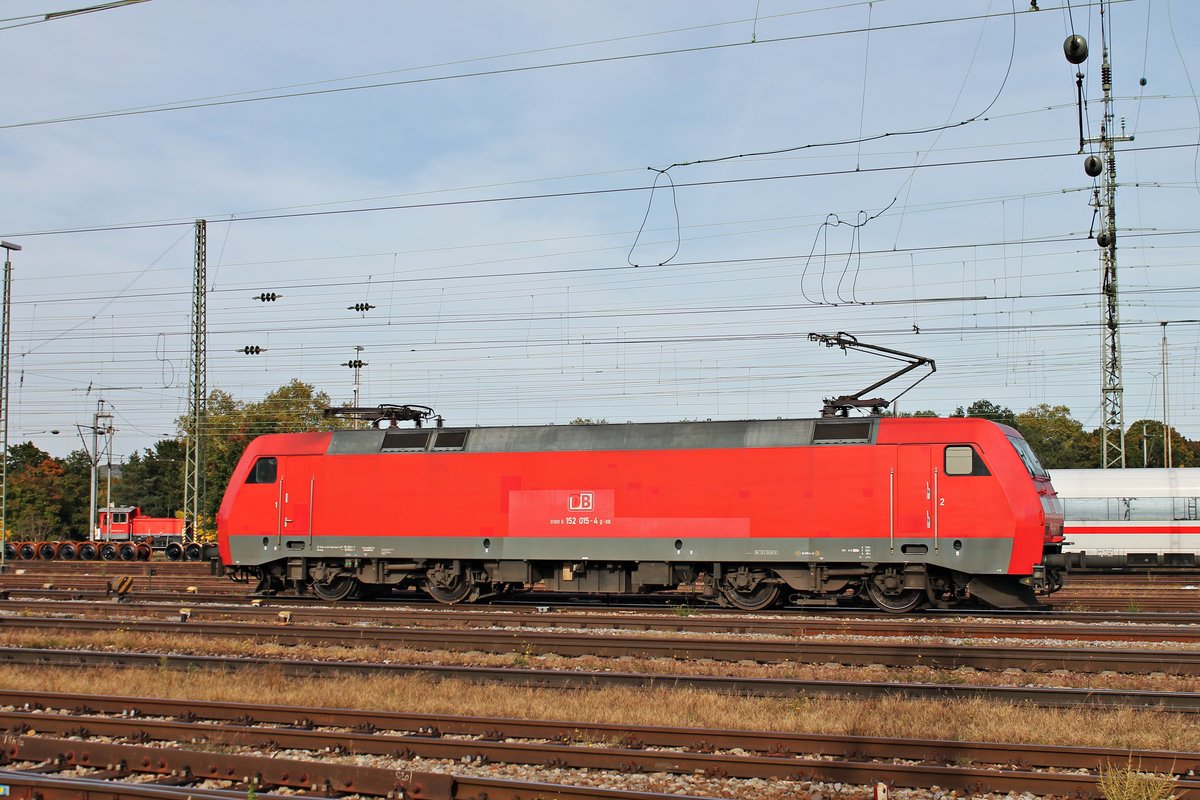 Seitenportrait von 152 015-4, als diese am 04.10.2017 als Lokzug durch den Badischen Bahnhof von Basel in Richtung Weil am Rhein fuhr. Zuvor brachte sie einen Güterzug in den Rangierbahnhof von Muttenz. (Fotostandpunkt von öffentlich zugänglichen Parkplatz)