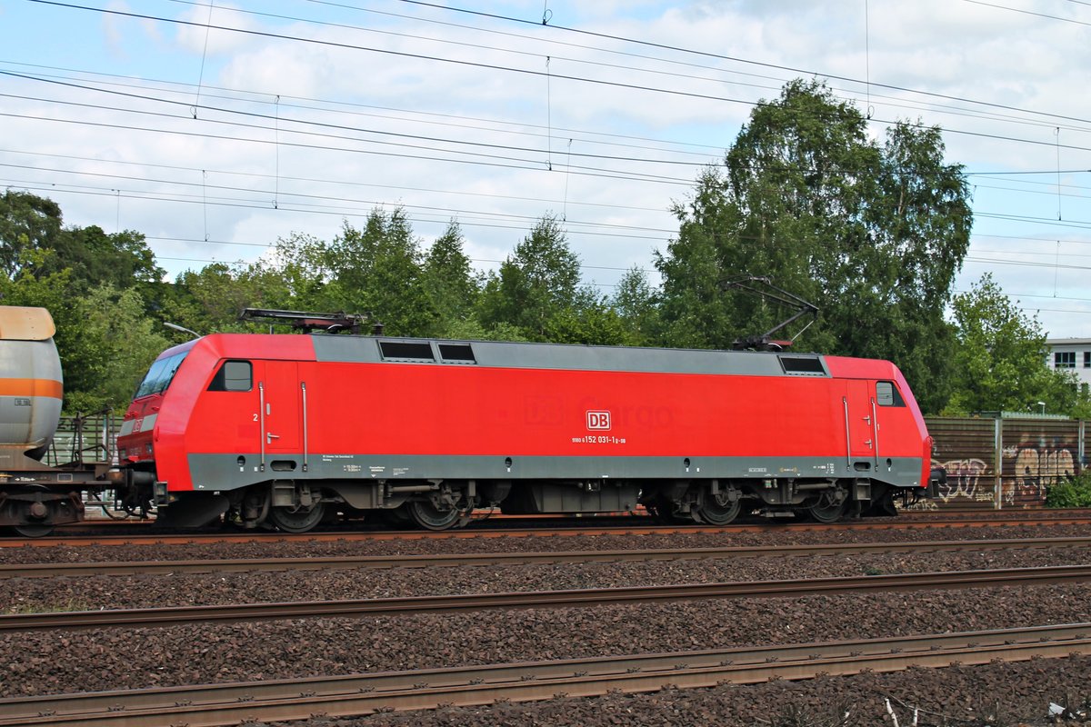 Seitenportrait von 152 031-1 am 26.05.2015, als sie mit einem gemischten Güterzug durch Hamburg Harburg gen Maschen fuhr.