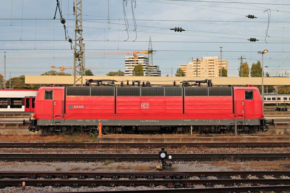 Seitenportrait von 181 213-0  Saar , als diese am Abend des 04.10.2017 auf Gleis 95 im Badischen Bahnhof von Basel abgestellt stand und darauf wartete, einen Pbz nach Frankfurt (Main) zu bespannen.