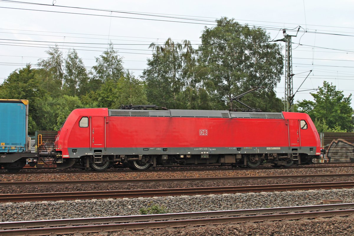 Seitenportrait von 185 326-3, als diese am Abend des 18.07.2019 mit einem KLV aus Schweden durch den Bahnhof von Hamburg Harburg in Richtung Rangierbahnhof Maschen fuhr.