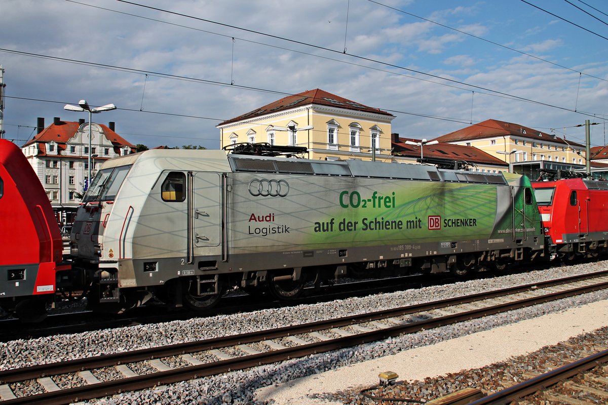 Seitenportrait von 185 389-4  Audi Logistik/CO2-frei auf der Schiene mit DB Schenker , welche am 28.08.2015 in einem Lokzug von 185 387-8 zusammen mit 185 246-6 und 185 146-8 hing, in dem Hauptbahnhof von Regensburg standen.