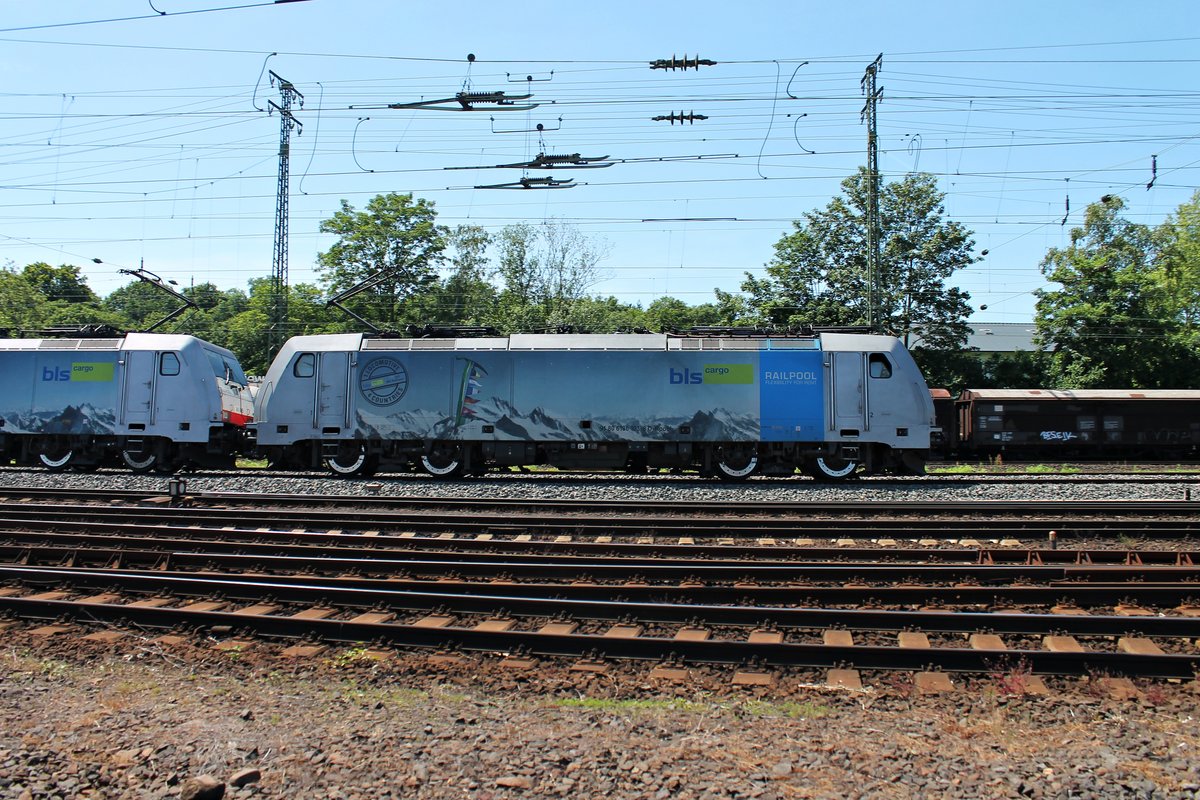 Seitenportrait von 186 103 am 14.06.2015, als sie zusammen mit 186 105 und einem Containerzug durch Koblenz Lützel fuhr.