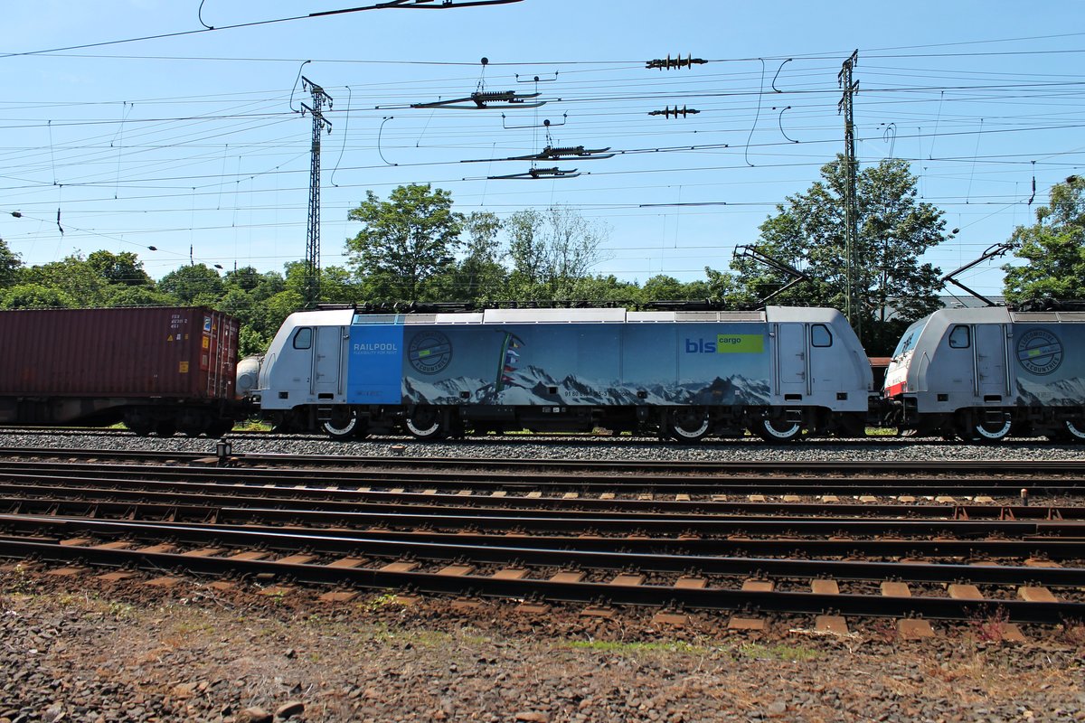 Seitenportrait von 186 105 am 14.06.2015, als sie zusammen mit 186 103 und einem Containerzug durch Koblenz Lützel fuhr.