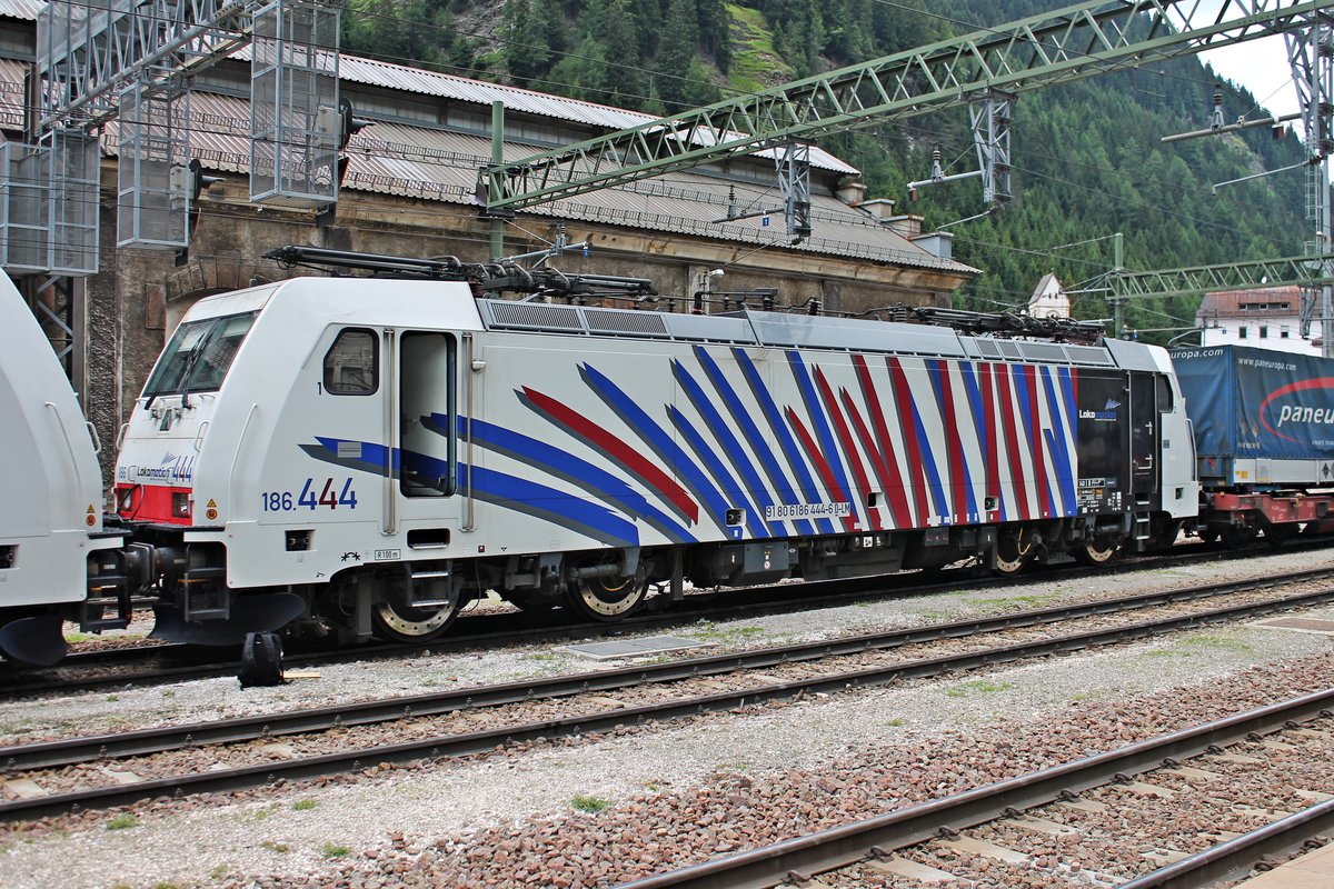 Seitenportrait von 186 444, als diese am Mittag des 05.07.2018 zusammen mit 186 440 und dem  TERRATRANS/paneuropa -KLV TEC 43821 (Bremmen Grolland - Verona Q. E.) im Bahnhof von Brennero stand. Während die 186 444 bis zum Endbahnhof am zug bleibt, wurde die 186 440 vom Zug abgekuppelt und durch die 186 441 getauscht.