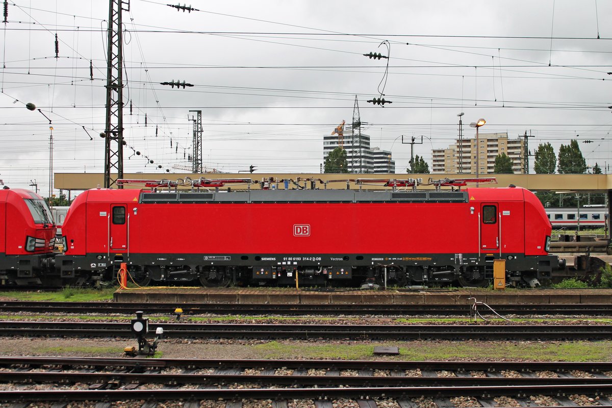 Seitenportrait von 193 314, als diese am 11.06.2018 auf Gleis 95 zusammen mit 193 312  Das ist Grün  im Badischen Bahnhof von Basel abgestellt stand.