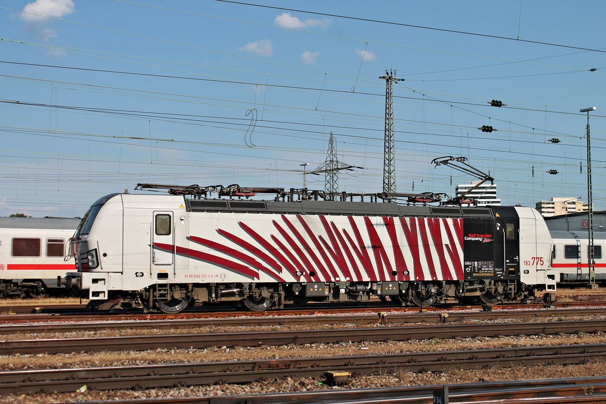 Seitenportrait von 193 775, als diese am 19.09.2018 vom nördlichen Vorfeld des Badischen Bahnhof von Basel in Richtung Gleis 5 rangierte, um den AKE-Rheingold (Domodossola - Dortmund Hbf) von Re 420 342-8 und Re 620 082-8  Pfäffikon SZ  zu übernehmen.