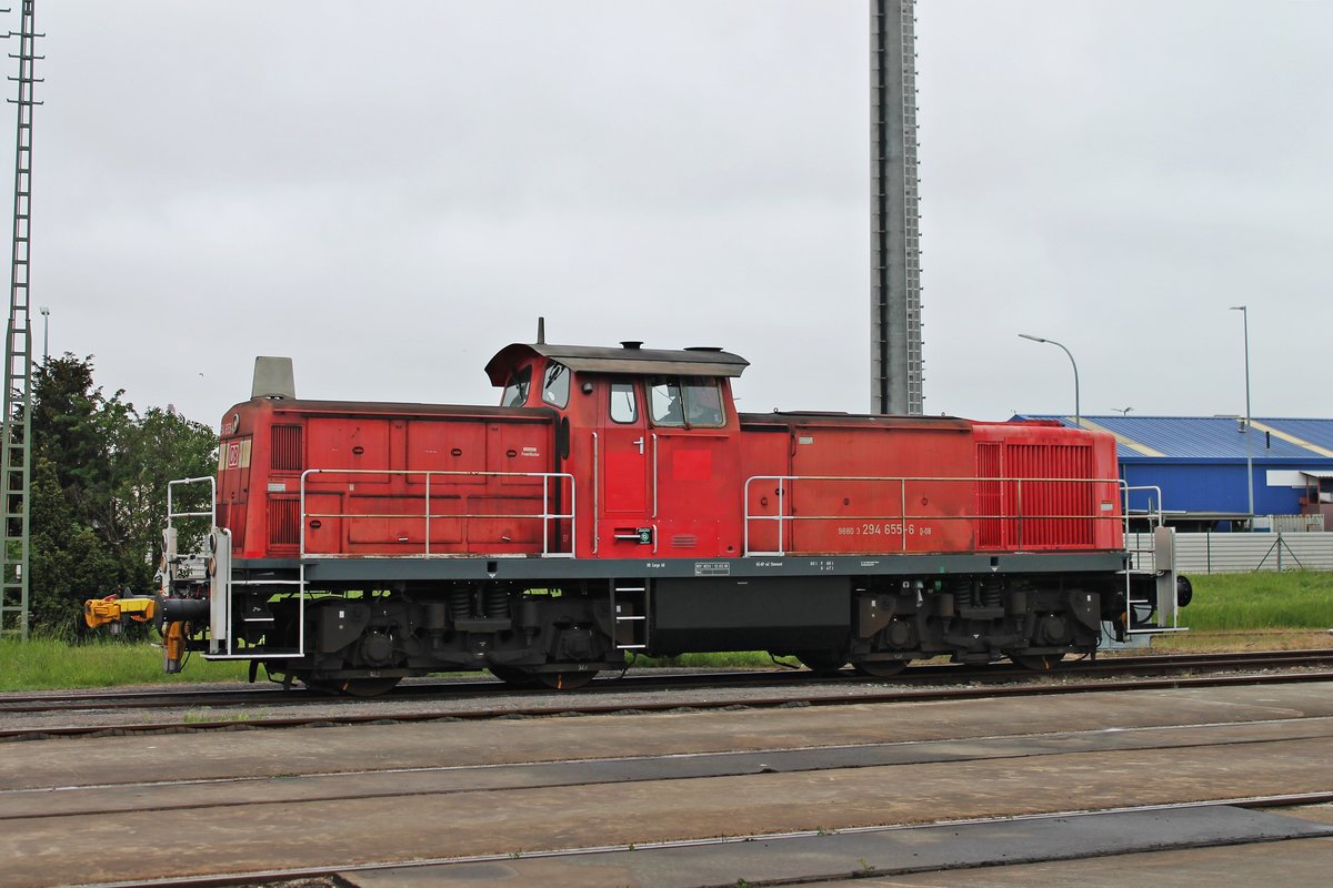 Seitenportrait von 294 655-6, als diese am Morgen des 17.05.2018 bei der Franziusstraße im Hafen von Bremerhaven abgestellt stand und auf ihre nächste Leistung wartete.