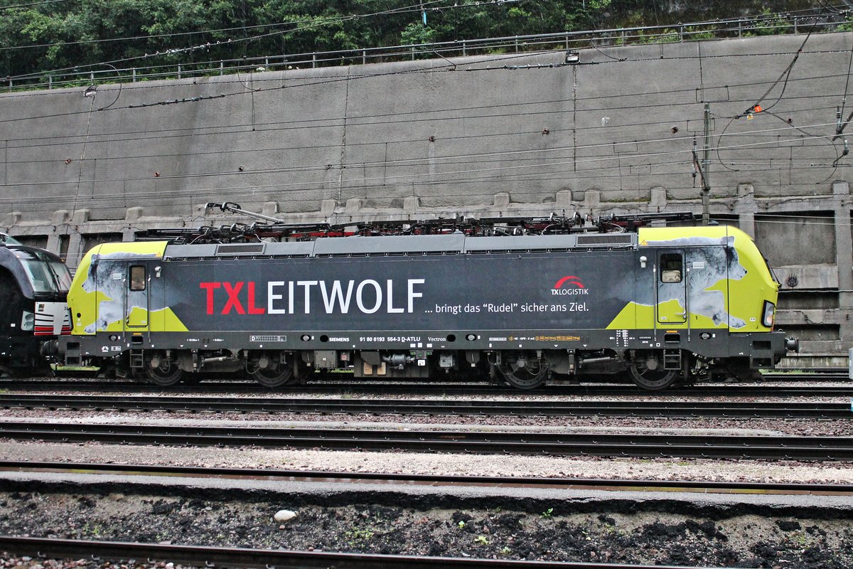 Seitenportrait von ATLU/TXL 193 554  TXLEITWOLF , als diese am Abend des 05.07.2018 bei einem Regenschauer zusammen mit MRCE/TXL X4 E-668 (193 668-1) und einem KLV nach Verona Q. E. im Bahnhof von Brennero stand.