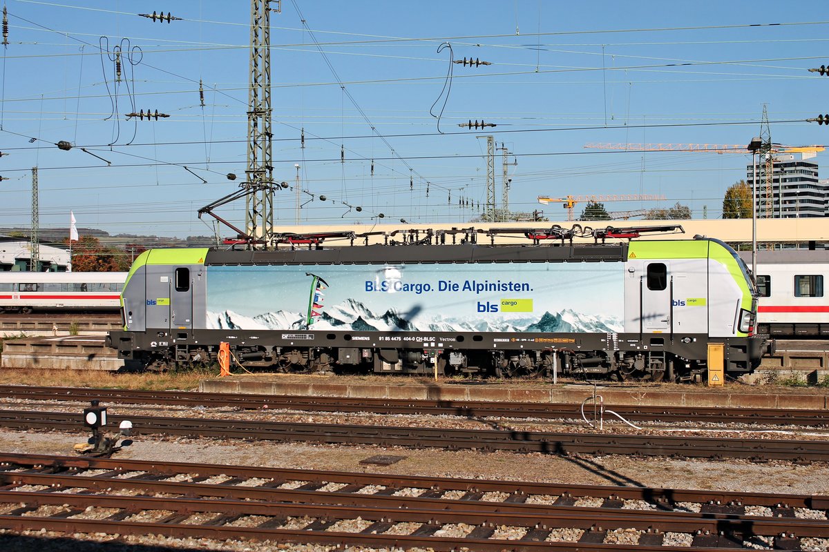 Seitenportrait von BLSC/LM Re 475 404, als diese am Nachmittag des 18.10.2017 auf Gleis 95 im Badischen Bahnhof von Basel stand und darauf wartete, an den AKE-Rheingold (Domodossola - Berlin) zu rangieren.