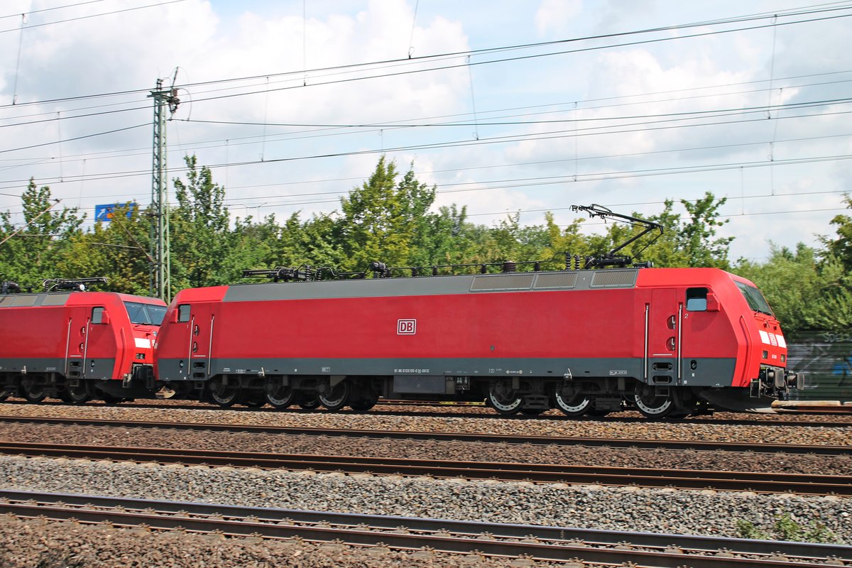 Seitenportrait von EG 3105 (91 86 0103 105-0 DK-DBCSC), als diese am Mittag des 19.07.2019 zusammen mit EG 3113 und einem gemischten Güterzug durch den Bahnhof von Hamburg Harburg in Richtung Rangierbahnhof Maschen fuhren.