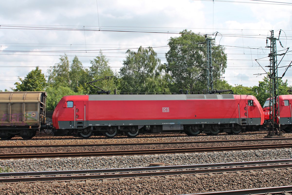 Seitenportrait von EG 3113 (91 86 0103 113-4 DK-DBCSC), als diese am Mittag des 19.07.2019 zusammen mit EG 3105 und einem gemischten Güterzug durch den Bahnhof von Hamburg Harburg in Richtung Rangierbahnhof Maschen fuhren.
