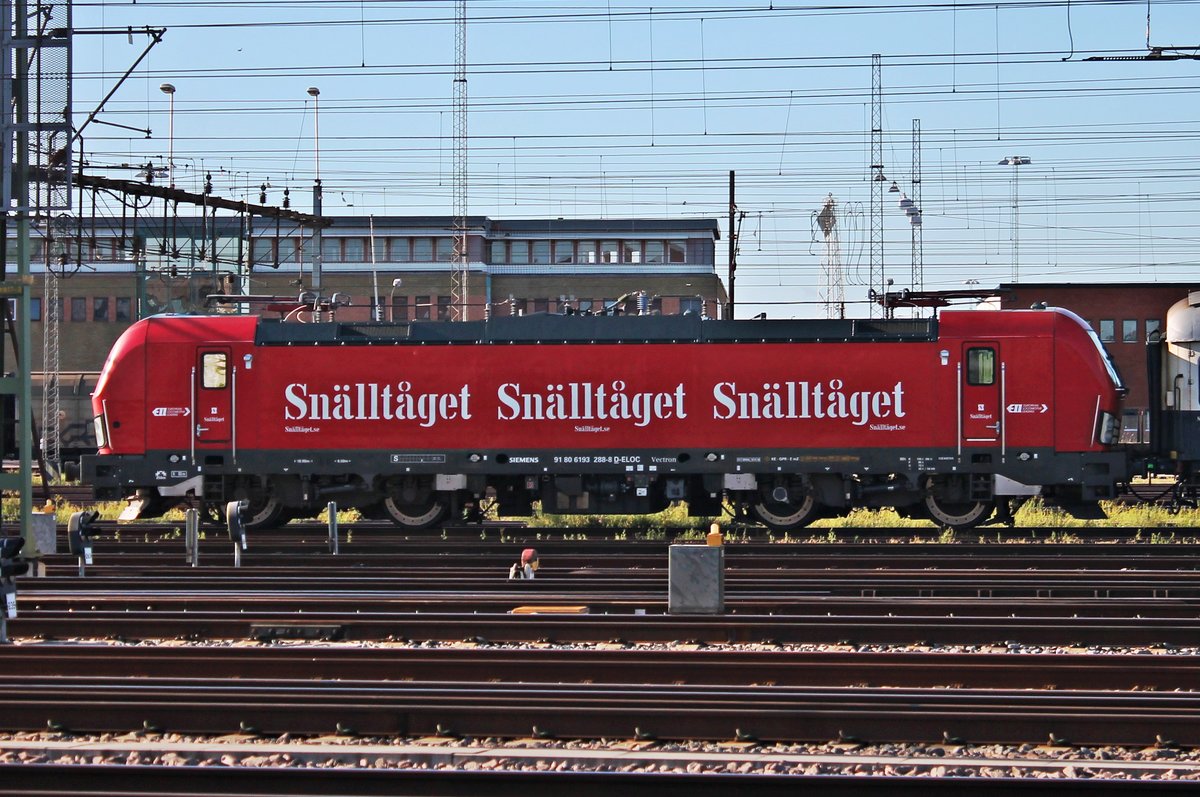 Seitenportrait von ELL/Transdev Sverige AB 193 288, als diese am Abend des 16.07.2019 mit einer Snälltåget-Garnitur im Vorfeld von Malmö C abgestellt stand und auf ihren nächsten Einsatz wartete.