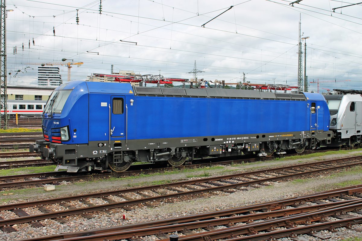 Seitenportrait von HUPAC/BLSC 193 490, als diese am Nachmittag des 12.06.2018 zusammen mit Rpool/BLSC 187 004-7 im nördlichen Vorfeld vom Badischen Bahnhof von Basel abgestellt waren und auf ihre nächsten Einsätze warteten.