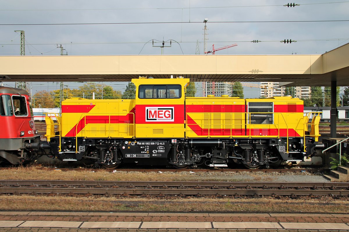 Seitenportrait von MEG 1002 006-7, welche am 21.10.2015 hinter SBB Cargo Re 421 372-4 abgestellt im Badischen Bahnhof von Basel stand. Die neue Alstom H3 von MEG hat die Tage zuvor mehrere Testeinsätze in Zürich zur Erprobung und die Re 421er brachte sie wieder zurück in die Heimat.