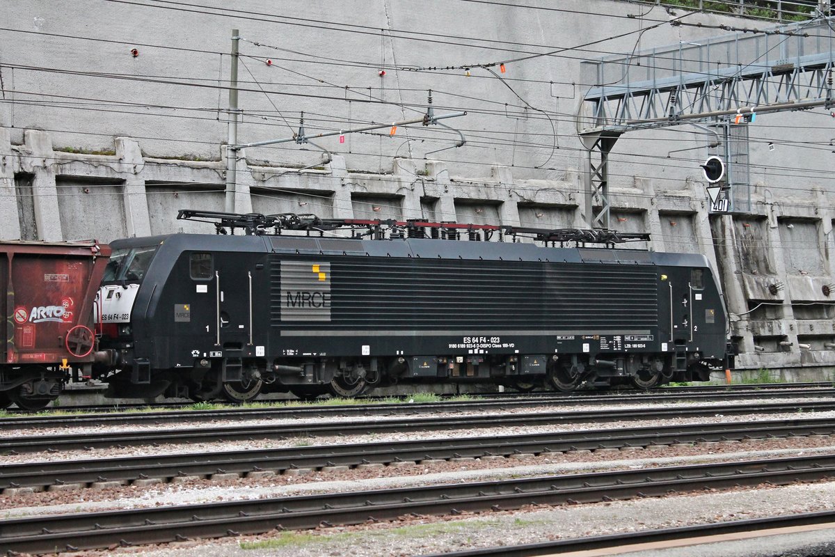 Seitenportrait von MRCE/LM ES 64 F4-023 (189 923-6), als diese am 05.07.2018 mit einem gemischten Güterzug im Bahnhof von Brennero abgestellt stand. Später rangierte EU43-004 an den Zug und 189er, um diese dann weiter nach Brescia zu bringen.