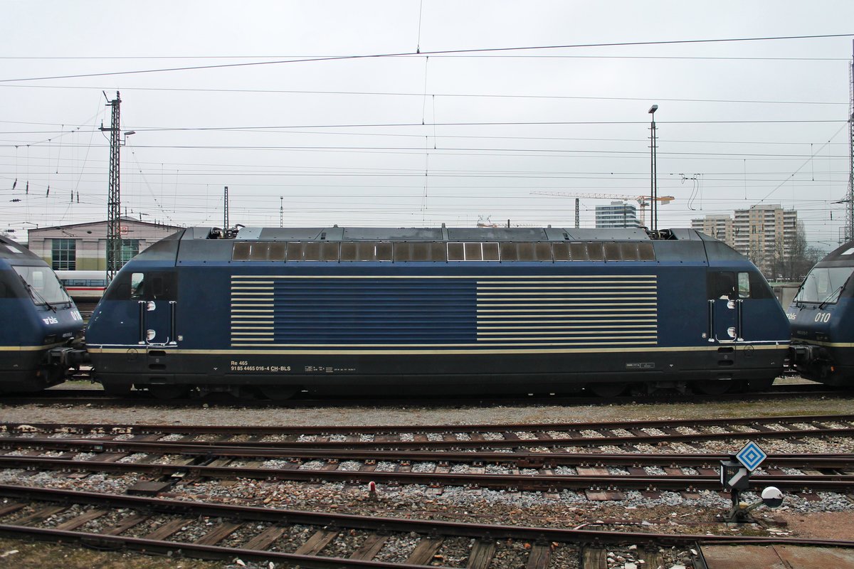 Seitenportrait der nackten Re 465 016-4, als sie am Nachmittag des 08.01.2018 zusammen mit zwei weiteren Schwesternmaschinen im nördlichen Vorfeld vom Badischen Bahnhof von Basel abgestellt stand. 