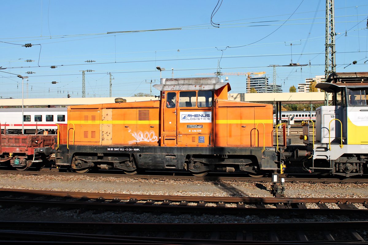 Seitenportrait von Rhenus Am 847 911-5, welche am 18.10.2017 von SRT Bm 840 416-2 durch den Badischen Bahnhof von Basel in Richtung Rangierbahnhof Muttenz geschleppt wurde.