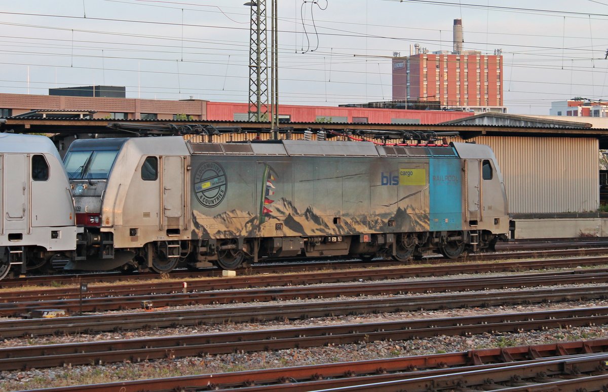 Seitenportrait von Rpool/BLSC 186 109, als diese am frühen Morgen des 07.05.2019 zusammen mit weiteren BLSC-Maschinen im nördlichen Vorfeld vom Badischen Bahnhof von Basel abgestellt stand und wartete dort auf ihren nächsten Einsatz.