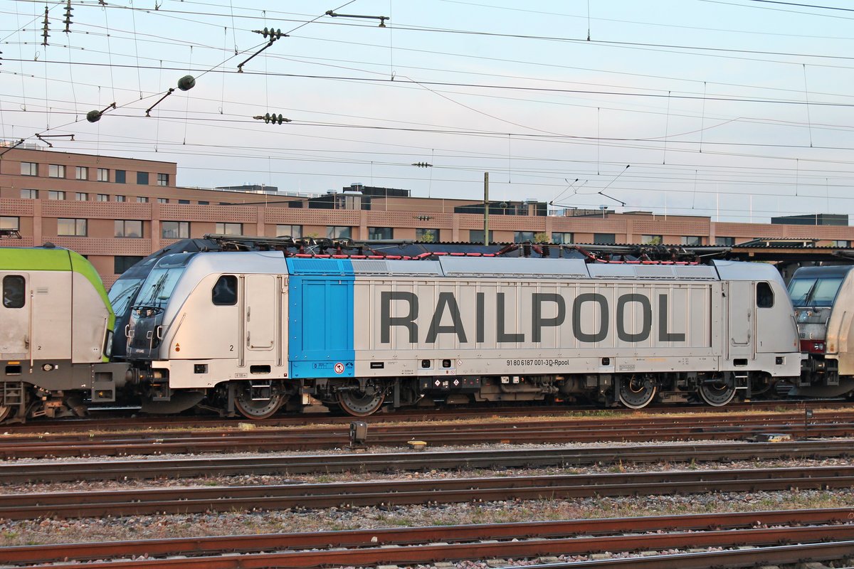 Seitenportrait von Rpool/BLSC 187 001-3, als diese am frühen Morgen des 07.05.2019 zwischen Re 475 411 und Rpool/BLSC 186 109 im nördlichen Vorfeld vom Badischen Bahnhof von Basel abgestellt stand und auf ihren nächsten Einsatz wartete.