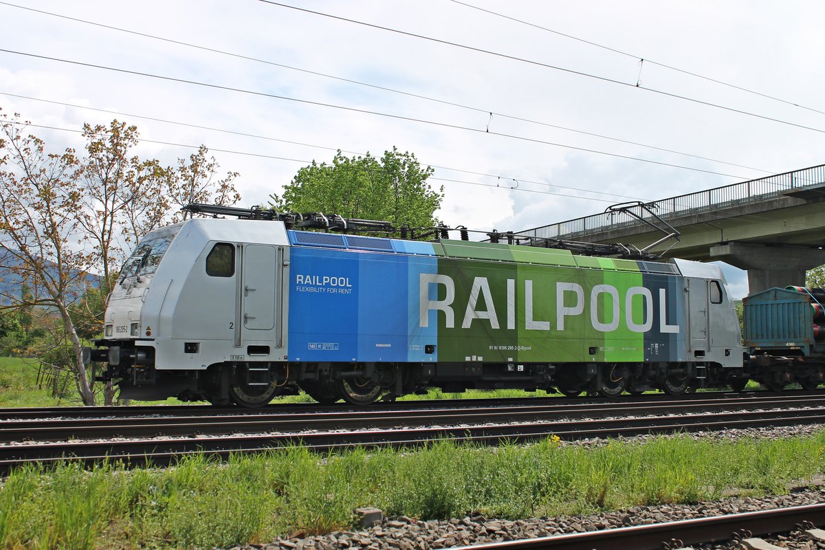 Seitenportrait von Rpool/LINEAS 186 295-2  RAILPOOL , als diese am Mittag des 28.04.2019 mit ihrem Containerzug aus Italien auf dem Überholgleis in Müllheim (Baden) stand und dort auf die Weiterfahrt in Richtung Freiburg (Breisgau) wartete.