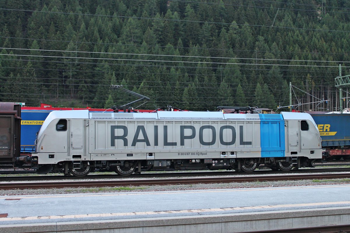 Seitenportrait von Rpool/LM 187 300, als diese am Nachmittag des 04.07.2018 mit einem gemischten Güterzug im Bahnhof vom Brenner stand und auf Ausfahrt in Richtung Inntal wartete.