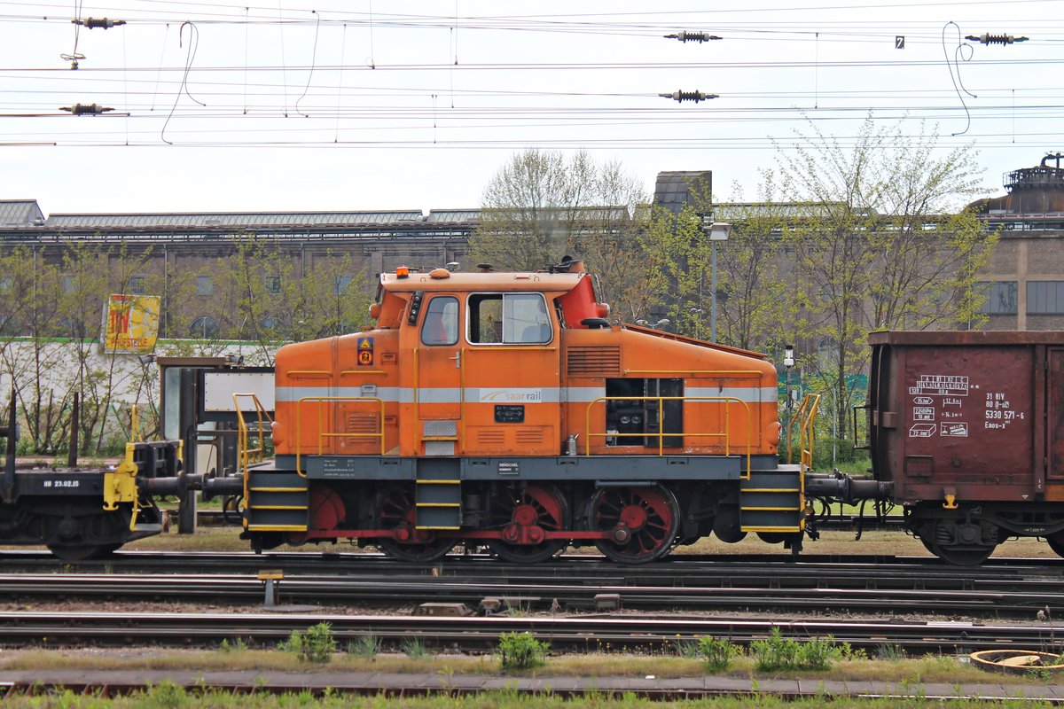 Seitenportrait von saarrail Werklok Nr.62 (Henschel DH500 Ca), als diese am 12.04.2017 vor und hinter ihr mehrere Wagen im Bahnhof von Völklingen rangierte.