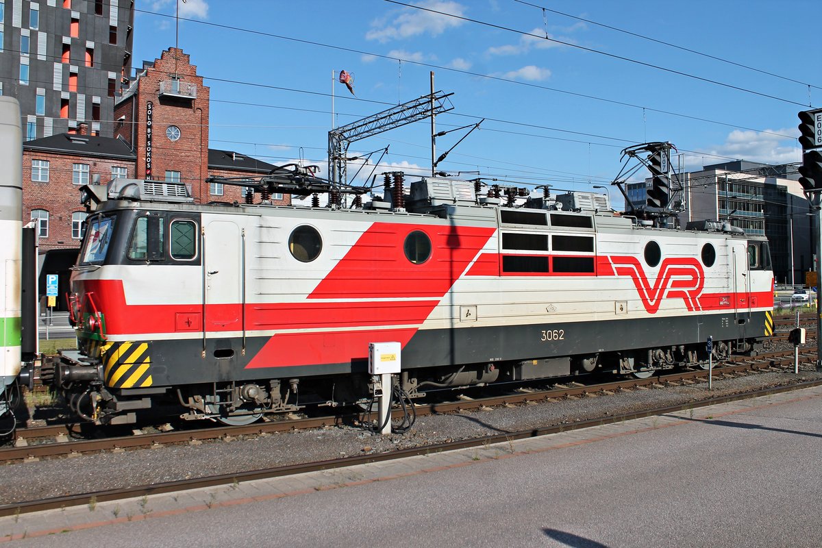 Seitenportrait von Sr1 3062, als diese am Nachmittag des 10.07.2019 neben den Bahnsteigen im Bahnhof von Tampere stand und auf Ausfahrt in Richtung Güterbahnhof wartete.