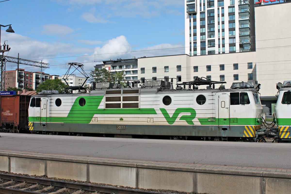 Seitenportrait von Sr1 3077, als diese am Nachmittag des 11.07.2019 zusammen mit Sr1 3087 mit einem leeren E-Wagenzug von der RZD in den Bahnhof von Tampere fuhr. Später ging für die zwei die Fahrt weiter in Richtung Russland.