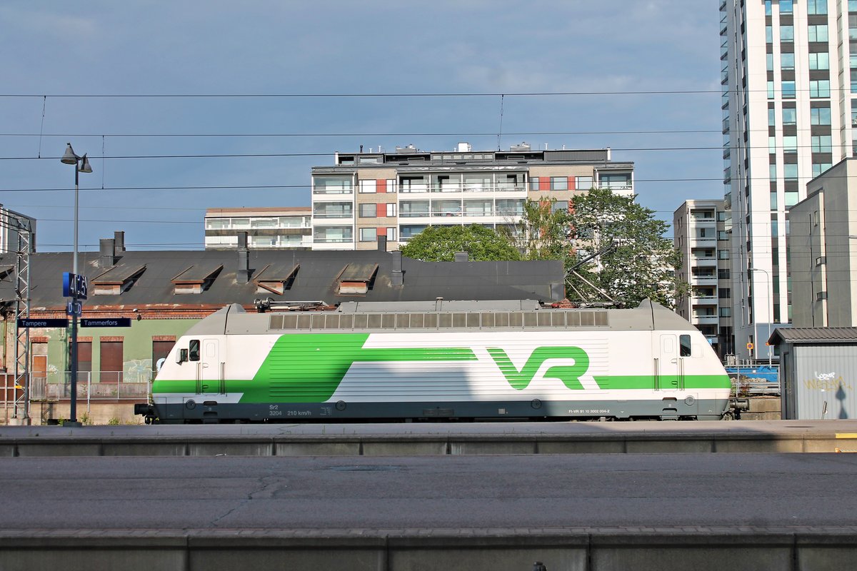 Seitenportrait von Sr2 3204, als diese am Abend des 11.07.2019 durch den Bahnhof von Tampere rangierte.