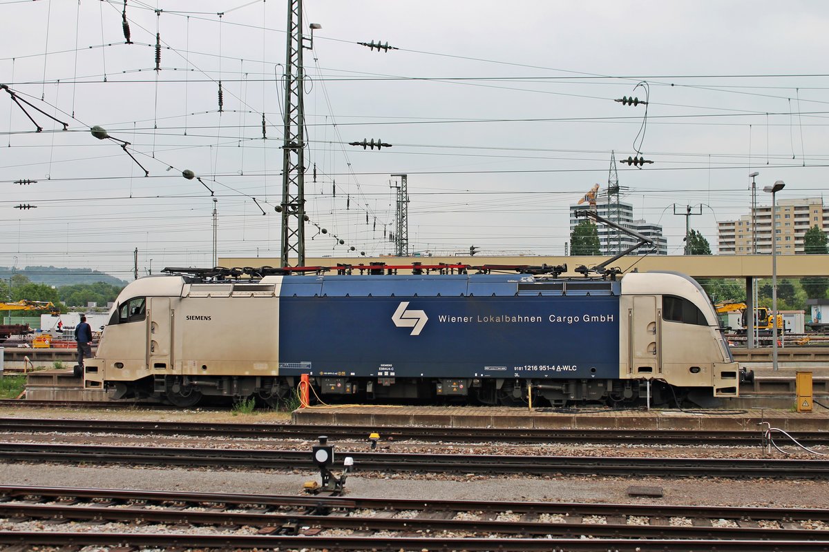 Seitenportrait von WLC 1216 951, als diese am Mittag des 04.05.2018 auf Gleis 95 im Badischen Bahnhof von Basel stand und darauf wartete, den AKE-Rheingold (Domodossola - Berlin) zu bespannen und ihn dann ans Ziel zu fahren.