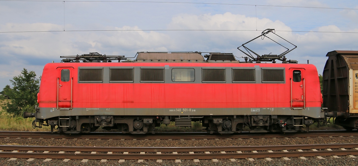 Seitenprofil der 140 501-8. Sie war am 23.07.2015 mit einem gemischtem Güterzug in Richtung Verden(Aller) unterwegs. Aufgenommen bei Wahnebergen.