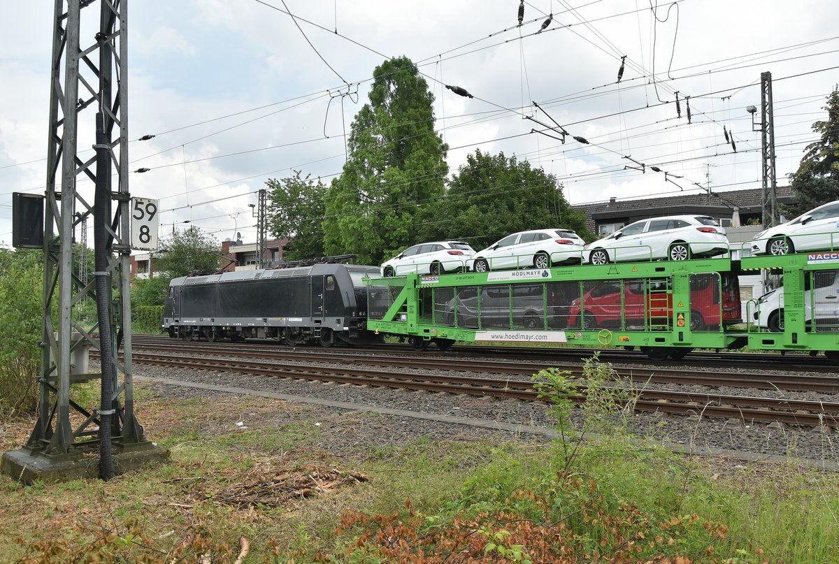 Seitenschuß auf die 185 574-1 die einen Hödlmayr Autozug in Rheydt Hbf gen Mönchengladbach Hbf. 30.5.2018