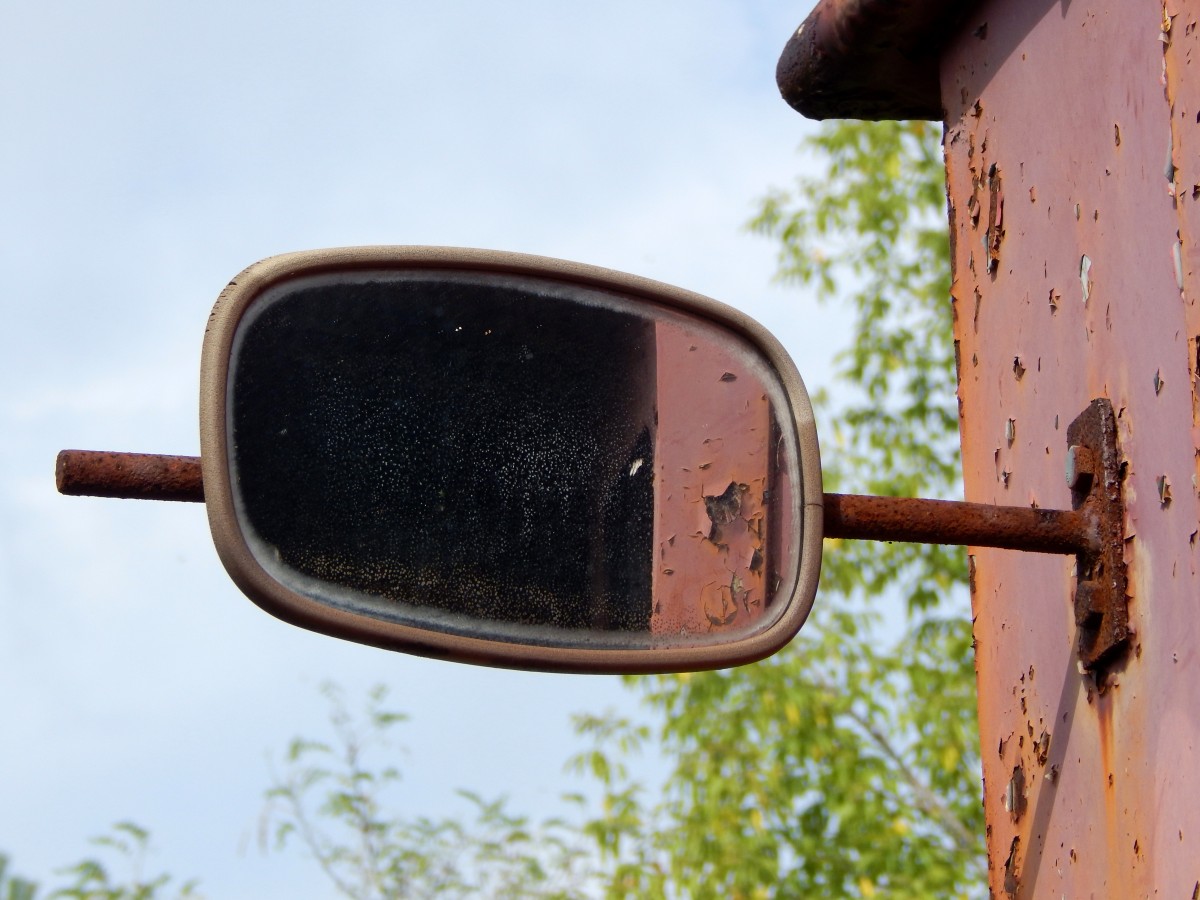 Seitenspiegel einer alten Werkslok auf einem Anschlussgleis unter Berlin.

08.07.2015 

