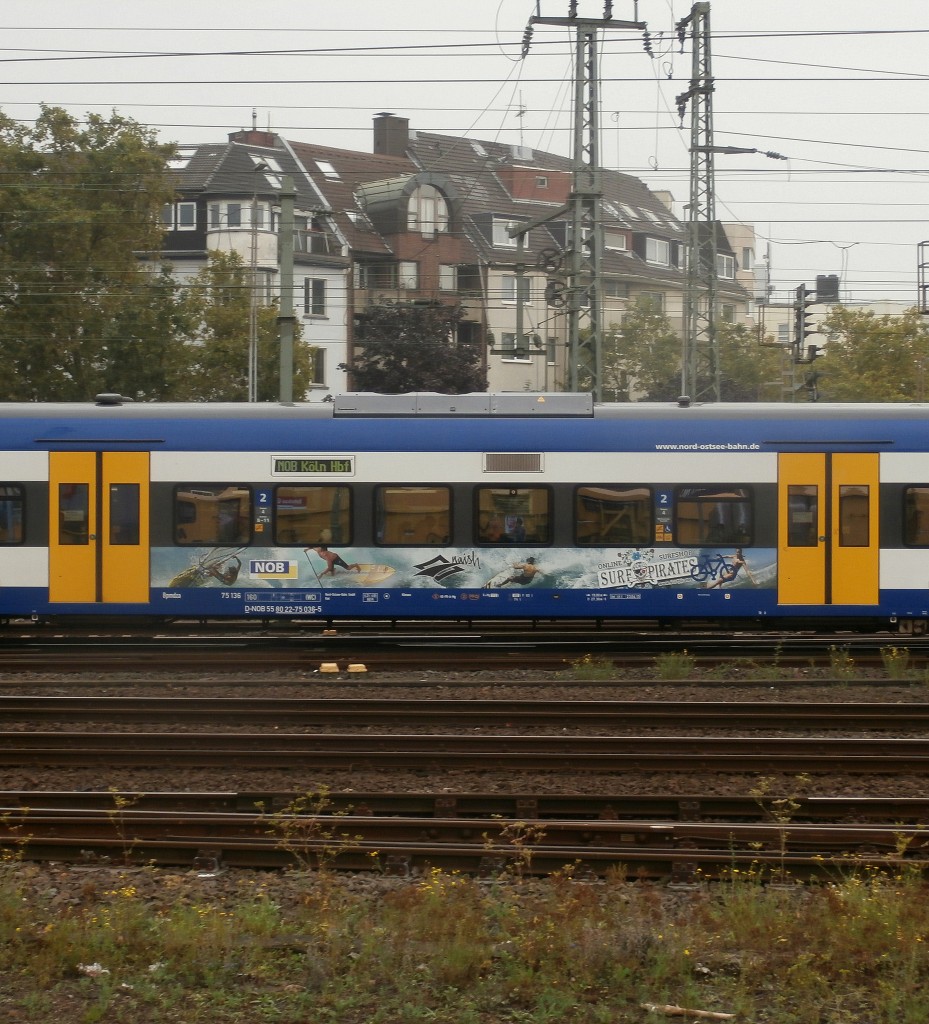 Seitenwerbung für SURF PIRATES auf einen NOB Wagen am HKX von Hamburg nach Köln.
Hier fährt er gerade in den Düsseldorfer HBF ein.

Düsseldorf 06.09.2014