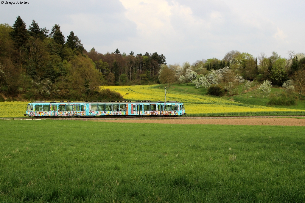 Seitlich 90-Grad-Ansicht auf den AVG-Triebwagen 880  Rizzibahn  vor frhlingshafter Kulisse bei Mnzesheim. Aufgenommen am 04.04.2014.