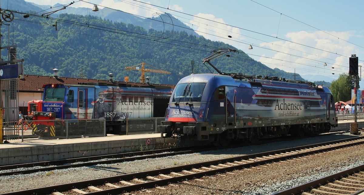 Seitlich betrachtet sehen sich die 1216 019-0 und die D15 der Zillertalbahn ziemlich ähnlich, beide als Werbeträger für den Achensee,  Tirolschiffahrt.at . Hier zu sehen am 27.7.2018 im Bahnhof Jenbach zur Radio-Tirol Sommertour.