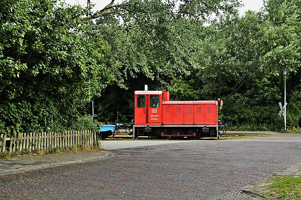 Seitliche Ansicht der 399 105-6 der Wangerooger Inselbahn von der Carstensstraße aus (25.06.2018)