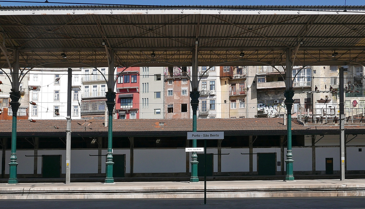 Seitlicher Ausblick von einem Bahnsteig im Kopfbahnhof Porto São Bento auf umliegende Wohnungen (29.09.2017).