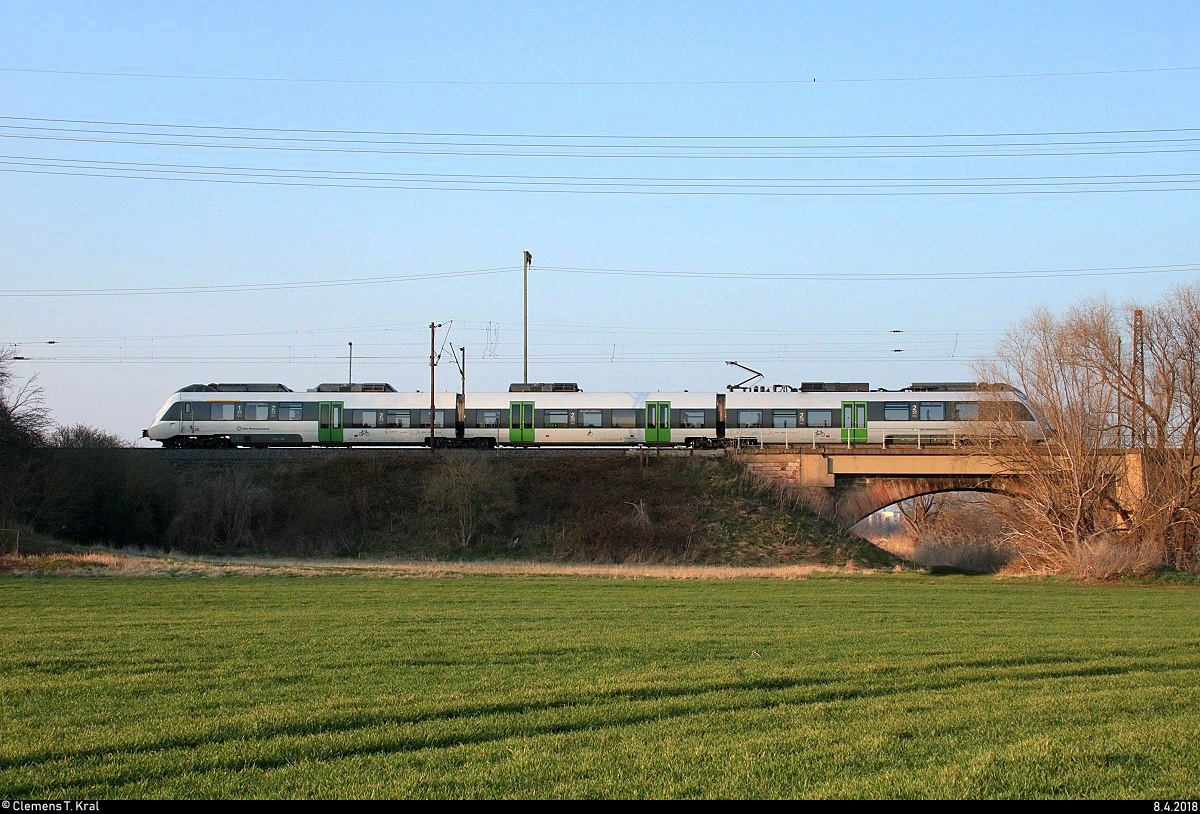 Seitlicher Blick auf 1442 128 (Bombardier Talent 2) der S-Bahn Mitteldeutschland (DB Regio Südost) als S 37756 (S7) von Halle(Saale)Hbf Gl. 13a nach Halle-Nietleben, die in der Saaleaue bei Angersdorf auf der Bahnstrecke Halle–Hann. Münden (KBS 590) fährt. [8.4.2018 | 19:04 Uhr]