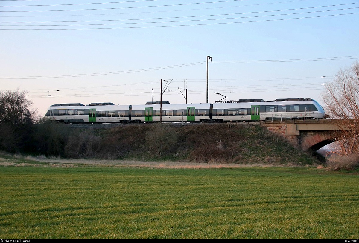 Seitlicher Blick auf 1442 128 (Bombardier Talent 2) der S-Bahn Mitteldeutschland (DB Regio Südost) als S 37761 (S7) von Halle-Nietleben nach Halle(Saale)Hbf Gl. 13a, die in der Saaleaue bei Angersdorf auf der Bahnstrecke Halle–Hann. Münden (KBS 590) fährt. [8.4.2018 | 19:28 Uhr]