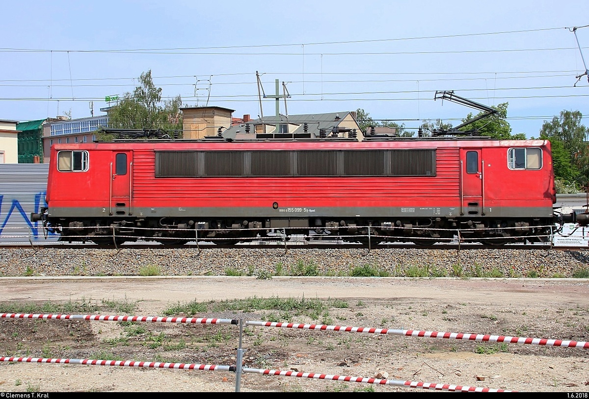 Seitlicher Blick auf 155 099-5 Railpool mit Kesselwagen, die den Interimsbahnsteig Halle(Saale)Hbf Gl. 13a auf der Ostumfahrung für den Güterverkehr Richtung Norden passiert.
[1.6.2018 | 13:35 Uhr]